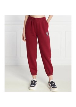 Tommy Hilfiger Spodnie dresowe | Regular Fit ze sklepu Gomez Fashion Store w kategorii Spodnie damskie - zdjęcie 184520670