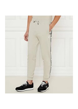 GUESS ACTIVE Spodnie dresowe NEW ARLO | Regular Fit ze sklepu Gomez Fashion Store w kategorii Spodnie męskie - zdjęcie 184520881