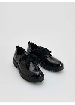 Reserved - Lakierowane loafersy - czarny ze sklepu Reserved w kategorii Półbuty dziecięce - zdjęcie 184535574