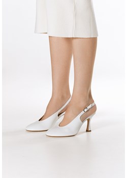 Estro: Białe buty na obcasie typu slingback z włoskiej skóry lakierowanej Premium ze sklepu Estro w kategorii Czółenka - zdjęcie 184535751