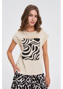 T-shirt z geometrycznym nadrukiem beżowy ze sklepu Moodo.pl w kategorii Bluzki damskie - zdjęcie 184535873