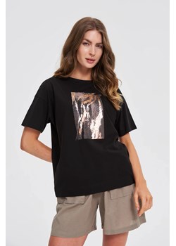 Bawełniany t-shirt z nadrukiem czarny ze sklepu Moodo.pl w kategorii Bluzki damskie - zdjęcie 184535880