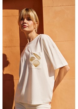 T-shirt z hatfem na kieszonce biały ze sklepu Moodo.pl w kategorii Bluzki damskie - zdjęcie 184535903