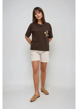 T-shirt z hatfem na kieszonce brązowy ze sklepu Moodo.pl w kategorii Bluzki damskie - zdjęcie 184542323