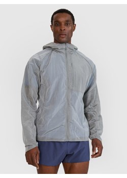 Męska kurtka do biegania 4F Ultralight 4FWSS25TTJAM698 - szara ze sklepu Sportstylestory.com w kategorii Kurtki męskie - zdjęcie 184542363
