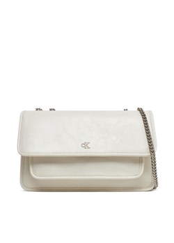 Calvin Klein Jeans Torebka Chain Ew Flap Conv Chain Bag LV04K3084G Écru ze sklepu MODIVO w kategorii Kopertówki - zdjęcie 184544952