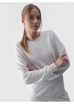 Damska bluza dresowa nierozpinana bez kaptura 4F 4FWMM00TSWSF1469 - szara ze sklepu Sportstylestory.com w kategorii Bluzy damskie - zdjęcie 184547601