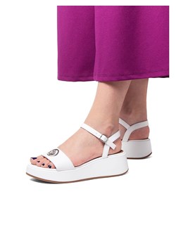 U.S. Polo Assn. Sandały w kolorze białym na koturnie ze sklepu Limango Polska w kategorii Sandały damskie - zdjęcie 184549083