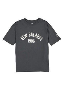 New Balance Koszulka &quot;Essentials Varsity&quot; w kolorze antracytowym ze sklepu Limango Polska w kategorii T-shirty chłopięce - zdjęcie 184549874