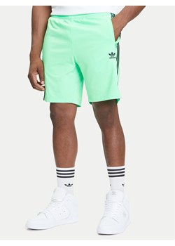 adidas Szorty sportowe adicolor Firebird JY1340 Zielony Regular Fit ze sklepu MODIVO w kategorii Spodenki męskie - zdjęcie 184553494