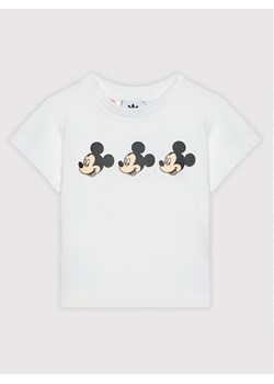 adidas T-Shirt Disney Mickey And Friends H22579 Biały Regular Fit ze sklepu MODIVO w kategorii T-shirty chłopięce - zdjęcie 184557553