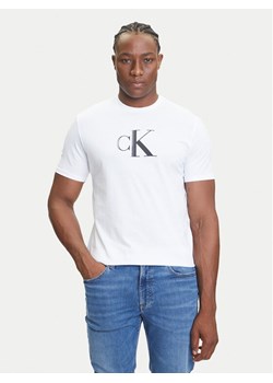 Calvin Klein Jeans T-Shirt Center Monogram LV04RC857G Biały Regular Fit ze sklepu MODIVO w kategorii T-shirty męskie - zdjęcie 184562181
