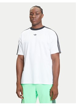 adidas T-Shirt adicolor Jacquard JW5877 Biały Loose Fit ze sklepu MODIVO w kategorii T-shirty męskie - zdjęcie 184562223