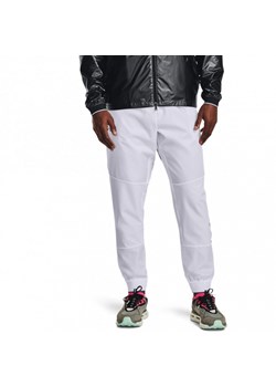 Męskie spodnie treningowe UNDER ARMOUR Recover Legacy Pant - białe ze sklepu Sportstylestory.com w kategorii Spodnie męskie - zdjęcie 184563894