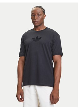 adidas T-Shirt adicolor 2000s Cali JW5913 Czarny Loose Fit ze sklepu MODIVO w kategorii T-shirty męskie - zdjęcie 184565101