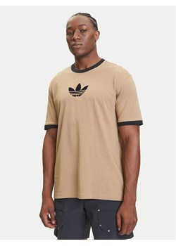 adidas T-Shirt adicolor 2000s Cali JX1516 Beżowy Loose Fit ze sklepu MODIVO w kategorii T-shirty męskie - zdjęcie 184565144