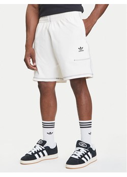 adidas Szorty sportowe Trefoil Essentials KA8541 Écru Loose Fit ze sklepu MODIVO w kategorii Spodenki męskie - zdjęcie 184565152