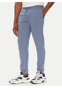 Tommy Jeans Spodnie dresowe Flag DM0DM20473 Niebieski Slim Fit ze sklepu MODIVO w kategorii Spodnie męskie - zdjęcie 184567921