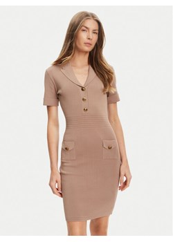 Guess Sukienka dzianinowa W5YK29 Z0130 Beżowy Slim Fit ze sklepu MODIVO w kategorii Sukienki - zdjęcie 184568021