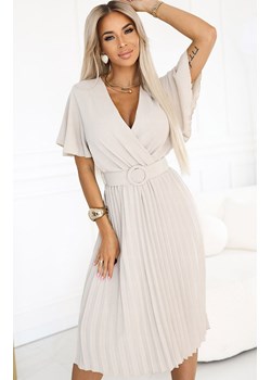 Plisowana sukienka midi z kopertowym dekoltem 607-1 Lyra, Kolor beżowy, Rozmiar one size, NUMOCO BASIC - id: 210268 - marki Numoco Basic - 184569364 Plisowana sukienka midi z kopertowym dekoltem 607-1 Lyra, Kolor beżowy, Rozmiar one size, NUMOCO BASIC ze sklepu Primodo w kategorii Sukienki - zdjęcie 184569364