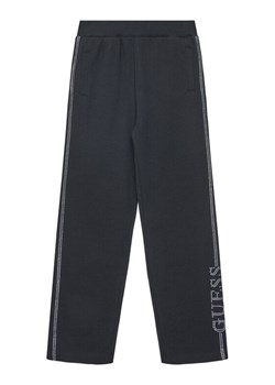 Guess Spodnie dresowe J5YQ12 KA6R4 Czarny Regular Fit ze sklepu MODIVO w kategorii Spodnie chłopięce - zdjęcie 184575294
