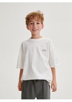 Reserved - T-shirt oversize z naszywką - złamana biel ze sklepu Reserved w kategorii T-shirty chłopięce - zdjęcie 184598241