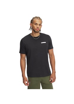 Męski t-shirt z nadrukiem Under Armour UA M LC Strip Logo SS - czarny ze sklepu Sportstylestory.com w kategorii T-shirty męskie - zdjęcie 184601222