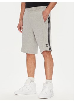 adidas Szorty sportowe adicolor 3-Stripes JY1381 Szary Regular Fit ze sklepu MODIVO w kategorii Spodenki męskie - zdjęcie 184605252