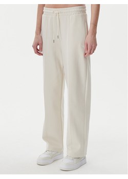 Puma Spodnie dresowe Ess 629774 Beżowy Straight Fit ze sklepu MODIVO w kategorii Spodnie damskie - zdjęcie 184608253
