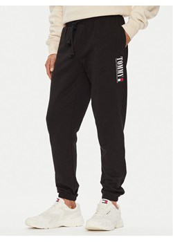 Tommy Jeans Spodnie dresowe Dna Graphic DM0DM22145 Czarny Slim Fit ze sklepu MODIVO w kategorii Spodnie męskie - zdjęcie 184608341