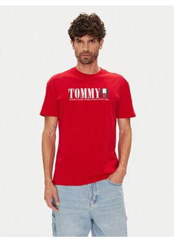 Tommy Jeans T-Shirt Dna Flag DM0DM21941 Czerwony Regular Fit ze sklepu MODIVO w kategorii T-shirty męskie - zdjęcie 184608371
