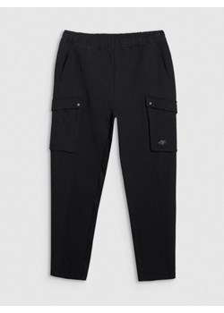 Męskie spodnie casual cargo 4F 4FWSS25TTROM0990 - czarne ze sklepu Sportstylestory.com w kategorii Spodnie męskie - zdjęcie 184610903