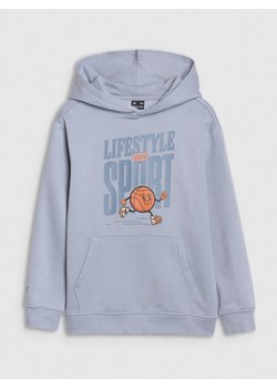 Chłopięca bluza dresowa nierozpinana z kapturem 4F 4FJRSS25TSWSM2041 -  niebieska ze sklepu Sportstylestory.com w kategorii Bluzy chłopięce - zdjęcie 184610950
