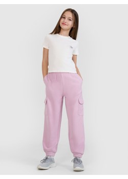 Dziewczęce spodnie dresowe joggery 4F 4FJWSS25TTROF1135 - różowe ze sklepu Sportstylestory.com w kategorii Spodnie dziewczęce - zdjęcie 184610994