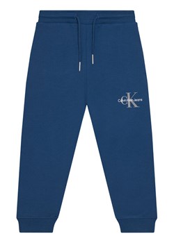Calvin Klein Jeans Spodnie dresowe Monogram Logo IU0IU00285 M Niebieski Regular Fit ze sklepu MODIVO w kategorii Spodnie chłopięce - zdjęcie 184613241