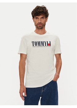 Tommy Jeans T-Shirt Dna Flag DM0DM21941 Biały Regular Fit ze sklepu MODIVO w kategorii T-shirty męskie - zdjęcie 184613323