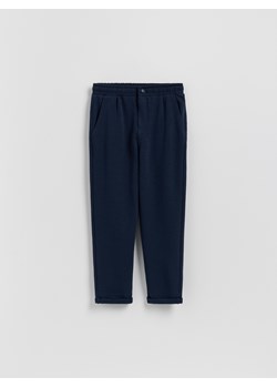Reserved - BOYS` TROUSERS - granatowy ze sklepu Reserved w kategorii Spodnie chłopięce - zdjęcie 184616103
