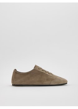 Reserved - Zamszowe sneakersy - beżowy ze sklepu Reserved w kategorii Buty sportowe damskie - zdjęcie 184619332