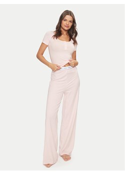 Guess Piżama O4YX02 KBBU1 Różowy Regular Fit ze sklepu MODIVO w kategorii Piżamy damskie - zdjęcie 184623391