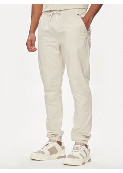 Tommy Jeans Joggery Austin DM0DM19457 Beżowy Regular Fit ze sklepu MODIVO w kategorii Spodnie męskie - zdjęcie 184623624