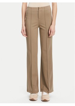 Guess Spodnie materiałowe V5YB11 KCX42 Brązowy Regular Fit ze sklepu MODIVO w kategorii Spodnie damskie - zdjęcie 184623683