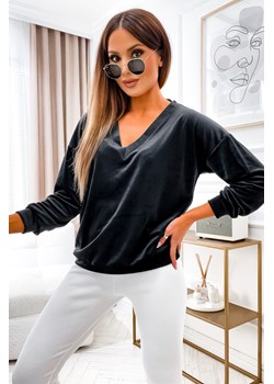 WELUROWA BLUZA Z DEKOLTEM W SEREK- CZARNA ze sklepu olika.com.pl w kategorii Bluzy damskie - zdjęcie 184630062