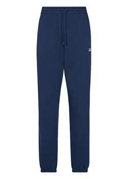 New Balance Spodnie dresowe Essentials MP41519 Granatowy Relaxed Fit ze sklepu MODIVO w kategorii Spodnie męskie - zdjęcie 184635202