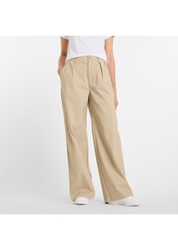 Spodnie damskie New Balance WP51538SOT – beżowe ze sklepu New Balance Poland w kategorii Spodnie damskie - zdjęcie 184636721