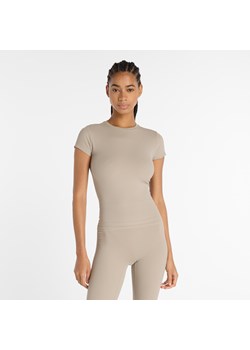 Koszulka damska New Balance WT53125ADS – beżowa ze sklepu New Balance Poland w kategorii Bluzki damskie - zdjęcie 184636722