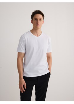 Reserved - T-shirt slim z dekoltem V - biały ze sklepu Reserved w kategorii T-shirty męskie - zdjęcie 184640454