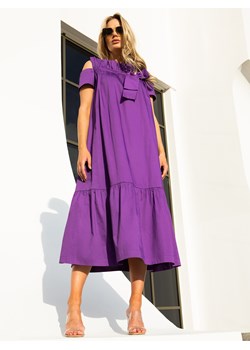 Fioletowa sukienka midi z falbanką i odkrytymi ramionami EyeForFashion ze sklepu Eye For Fashion w kategorii Sukienki - zdjęcie 184646660
