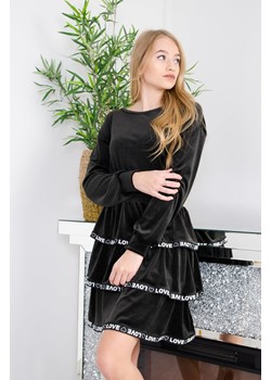 CZARNA WELUROWA SUKIENKA Z FALBANAMI ORAZ NAPISAMI ze sklepu olika.com.pl w kategorii Sukienki - zdjęcie 184647051
