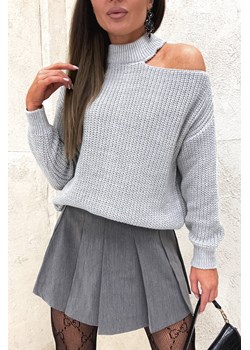 SWETER OVERSIZE Z WYCIĘCIEM NA RAMIENIU - SZARY ze sklepu olika.com.pl w kategorii Swetry damskie - zdjęcie 184647214