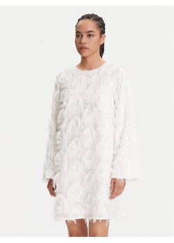 YAS Sukienka koktajlowa 26038226 Biały Loose Fit ze sklepu MODIVO w kategorii Sukienki - zdjęcie 184653524